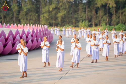 ภาพ No.318635:วันที่ 29 มีนาคม พ.ศ. 2569 พิธีเวียนประทักษิณ มอบผ้าไตร บรรพชาสามเณร  ณ ศูนย์อบรมเยาวชนกาญบุรี