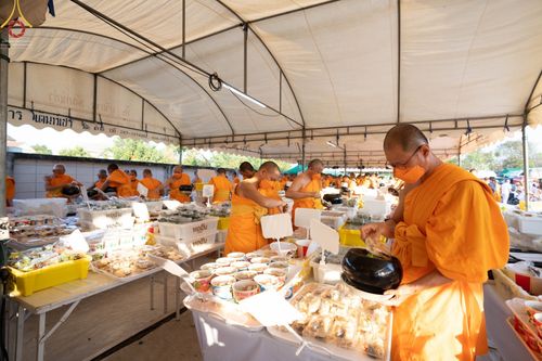 ภาพ No.72512:พิธีถวายภัตตาหารเป็นสังฆทาน แด่คณะพระธรรมยาตราฯ ในโครงการธรรมยาตรากตัญญูบูชา มหาปูชนียาจารย์ พระมงคลเทพมุนี(สด จนฺทสโร) พระผู้ปราบมาร อนุสรณ์สถาน 7 แห่ง ปีที่ 11 วันที่ 19 มกราคม พ.ศ. 2566