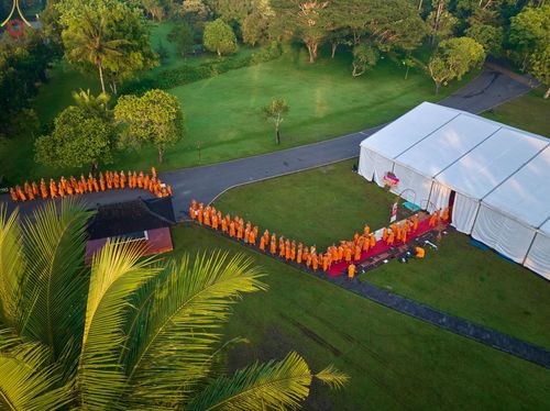 ภาพ No.68572:พระภิกษุสามเณรธรรมทายาท ปฎิบัติธรรม ณ มหาเจดีย์บรมพุทโธ ประเทศอินโดนีเซีย วันที่ 26 ธันวาคม พ.ศ. 2565