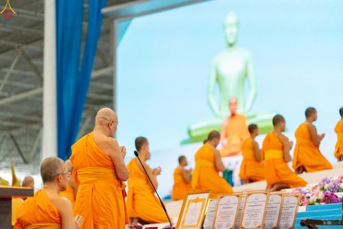 ภาพ No.338908:วันอาทิตย์ที่ 12 กรกฎาคม พ.ศ.2569 พิธีมุทิตาผู้สอบได้เปรียญธรรม ประโยค 1-2 ถึง ป.ธ.9 และ บ.ศ.1-2 ถึง บ.ศ.6 สำนักศาสนศึกษาวัดพระธรรมกาย ประจำปี 2569, พิธีมอบตราตั้งแต่งตั้งอาจารย์ใหญ่ สำนักศาสนศึกษาวัดพระธรรมกาย