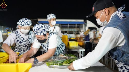 ภาพ No.71126:พิธีถวายภัตตาหารเป็นสังฆทาน แด่คณะพระธรรมยาตราฯ ในโครงการธรรมยาตราฯ ปีที่ 11 ณ อนุสรณ์สถานคลองบางนางแท่น อ.สามพราน จ.นครปฐม วันที่ 14 มกราคม พ.ศ. 2566