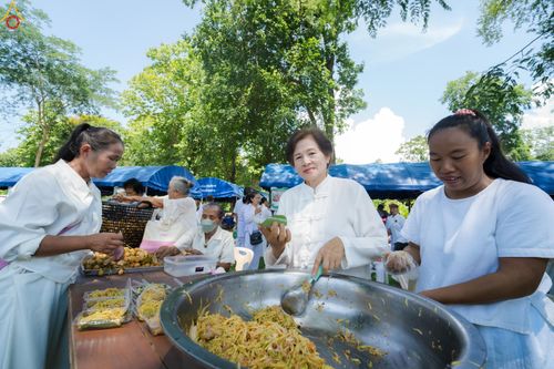 ภาพ No.331640:วันพุธที่ ๓ มิถุนายน พ.ศ.๒๕๖๙ พิธีทอดผ้าป่า ปฏิบัติธรรมกลั่นแผ่นดิน พิธีโปรยรัตนชาติ  และ พิธีตอกเสาเข็ม มงคลต้นแรก สถาปนา "องค์พระเจดีย์เพื่อสร้างสันติภาพโลก"  องค์แรก ครั้งแรกของลำปาง ประตูสู่ภาคเหนือ  ณ ศูนย์ปฏิบัติธรรมเถินเทิดธรรม อ.เถิน จ.ลำปาง