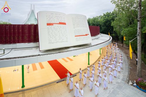 ภาพ No.286449:วันเสาร์ที่ 12 กรกฏาคม พ.ศ.2568 พิธีบรรพชาอุปสมบท  โครงการบรรพชาอุปสมบทหมู่ ธรรมทายาทนานาชาติ(ภาคภาษาจีน), โครงการบรรพชาสามเณร โรงเรียนนานาชาติ รุ่นที 14