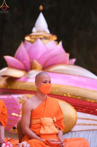 ภาพ No.69552:พิธีตักบาตรพระธรรมยาตราฯ ในโครงการธรรมยาตรากตัญญูบูชา มหาปูชนียาจารย์ พระมงคลเทพมุนี(สด จนฺทสโร) พระผู้ปราบมาร ปีที่ 11 ณ อนุสรณ์สถานลำดับที่ 1 สถานที่เกิดด้วยรูปกายเนื้อ อนุสรณ์สถานมหาวิหารพระมงคลเทพมุนี อ.สองพี่น้อง จ.สุพรรณบุรี