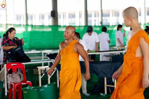 ภาพ No.322343:วันที่ 16 เมษายน พ.ศ.2569 การจัดเตรียมเบาะรองนอน เช็ดทำความสะอาด  เพื่องานถวายมหาสังฆทาน 40,000 กว่าวัดทั่วประเทศ วันคุ้มครองโลก 22 เมษายน พ.ศ.2569 วัดพระธรรมกาย