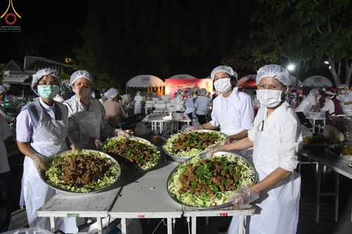 ภาพ No.69207:พิธีถวายภัตตาหารเป็นสังฆทาน แด่คณะพระธรรมยาตราฯ ในโครงการธรรมยาตราฯ ปีที่ 11 ณ อนุสรณ์สถานมหาวิหารพระมงคลเทพมุนี อ.สองพี่น้อง จ.สุพรรณบุรี วันที่ 4 และ 5 มกราคม พ.ศ. 2566