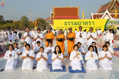 ภาพ No.294550:วันที่ 14 มกราคม พ.ศ. 2569 พิธีตักบาตรพระธรรมยาตรา ณ วัดสองพี่น้อง ต.ต้นตาล อ.สองพี่น้อง จ.สุพรรณบุรี ในโครงการธรรมยาตรา กตัญญูบูชา มหาปูชนียาจารย์ พระมงคลเทพมุนี(สด จนฺทสโร) พระผู้ปราบมาร อนุสรณ์สถาน 7 แห่ง ปีที่ 14