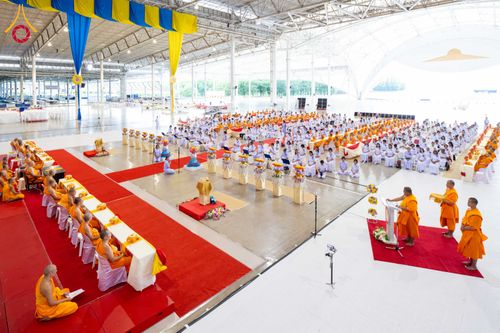 พระภิกษุสงฆ์และสาธุชนจำนวนมากร่วมพิธีทางศาสนาภายในอาคารสภาธรรมกายสากล