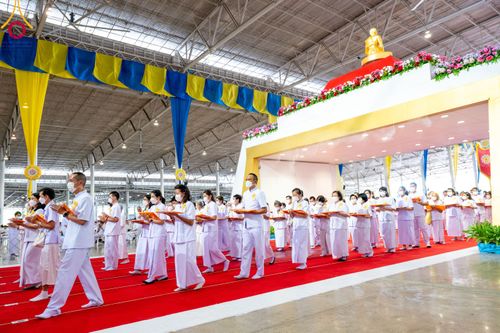 ภาพ No.86347:วันธรรมชัย ปีที่ 55 พิธีทอดผ้าป่ากฐินสมทบครั้งที่1, พิธีเจริญพุทธมนต์ ลูกนิมิตมหาสมบัติฯ พิธีจุดประทีป,พิธีฉลองชัยสวดมนต์บทธัมมจักกัปปวัตนสูตร วันอาทิตย์ที่ 27 สิงหาคม พ.ศ.2566 ณ สภาธรรมกายสากล / มหารัตนวิหารคด วัดพระธรรมกาย