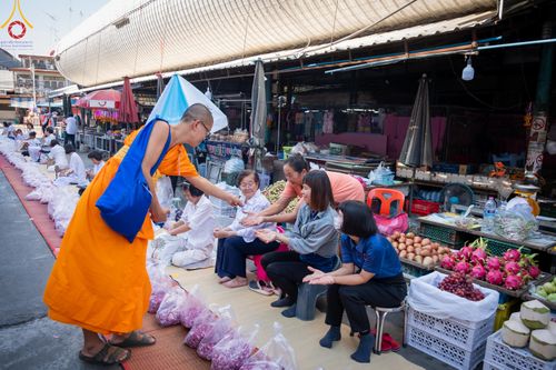 ภาพ No.105661:พิธีต้อนรับพระธรรมยาตรา ในโครงการธรรมยาตรากตัญญูบูชา มหาปูชนียาจารย์ พระมงคลเทพมุนี(สด จนฺทสโร) พระผู้ปราบมาร อนุสรณ์สถาน 7 แห่ง ปีที่ 12 วันที่ 3 มกราคม พ.ศ. 2567 ณ อนุสรณ์สถานโลตัสแลนด์ จ.สุพรรณบุรี