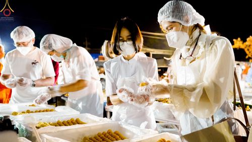 ภาพ No.70052:พิธีถวายภัตตาหารเป็นสังฆทาน แด่คณะพระธรรมยาตราฯ ในโครงการธรรมยาตราฯ ปีที่ 11 ณ อนุสรณ์สถานคลองบางนางแท่น อ.สามพราน จ.นครปฐม วันที่ 11 มกราคม พ.ศ. 2566