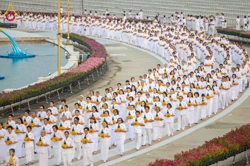 ภาพ No.319381:วันเสาร์ที่ 4 เมษายน พ.ศ.2569 พิธีขอขมา มอบผ้าไตร และถวายบาตรแด่นาคธรรมทายาท ในโครงการบรรพชาสามเณรฟื้นฟูพระพุทธศาสนาทั่วไทย โครงการหน่อแก้วเปรียญธรรม รุ่นที่ 14 โครงการสามเณรยุวธรรมทายาท รุ่นที่ 34 โครงการสามเณรมัชฌิมธรรมทายาท รุ่นที่ 30 ณ สภาธรรมกายสากล