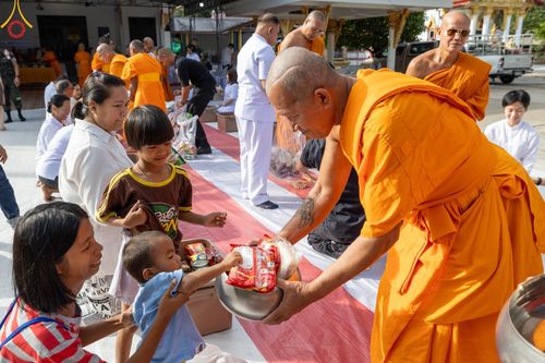 ภาพ No.137650:พิธีตักบาตร พิธีถวายสังฆทานแด่คณะสงฆ์ 323 วัด พิธีทำบุญอุทิศส่วนกุศลแด่ผู้วายชนม์ ในเหตุการณ์ความไม่สงบ 4 จังหวัดชายแดนภาคใต้ ปีที่ 20 ครั้งที่ 169 และพิธีมอบกองทุนหนุนแรงใจช่วยครูใต้ ปีที่ 17 ครั้งที่ 134 วันที่ 25 พฤษภาคม พ.ศ.2567 อ.ตากใบ จ.นราธิวาส