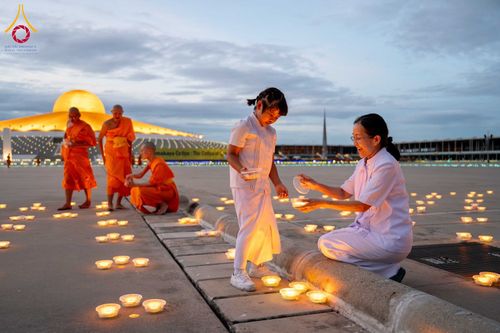 ภาพ No.345771:วันพฤหัสบดีที่ 27 สิงหาคม พ.ศ.2569 พิธีจุดประทีป เนื่องในวันธรรมชัย ณ วัดพระธรรมกาย ปทุมธานี