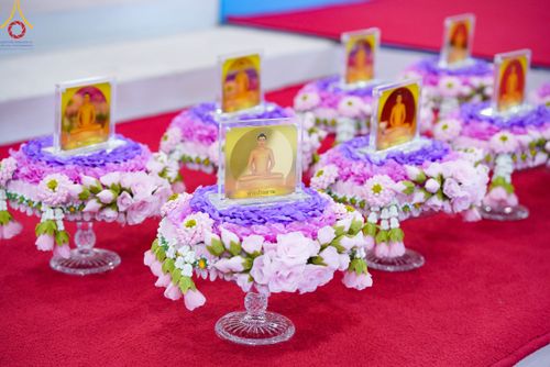 ภาพ No.83641:พิธีวางแผ่นจารึกชื่อและพิธีวางพวงมาลัยสักการะพระประธาน วันอาทิตย์ที่ 16 กรกฎาคม พ.ศ. 2566 ณ รัตนบัลลังก์ สภาธรรมกายสากล วัดพระธรรมกาย