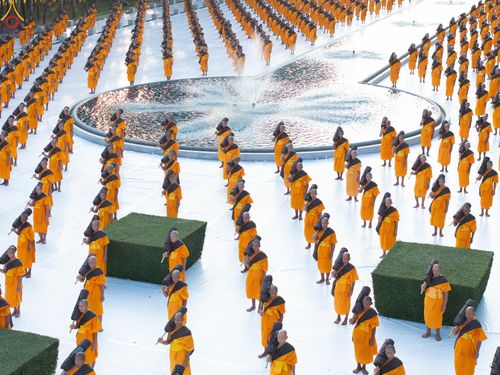 ภาพ No.281640:วันที่ 24 ธันวาคม พ.ศ.2568 พระธรรมยาตรา ปฏิบัติธรรม และถ่ายภาพหมู่ประวัติศาสตร์ ณ ลานหน้ามหาวิหารพระมงคลเทพมุนีฯ วัดพระธรรมกาย