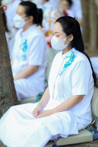 ภาพ No.69337:พิธีจุดประทีปถวายเป็นพุทธบูชา และบูชาธรรมมหาปูชนียาจารย์ ในโครงการธรรมยาตรากตัญญูบูชา มหาปูชนียาจารย์ พระมงคลเทพมุนี(สด จนฺทสโร) พระผู้ปราบมาร ปีที่ 11 ณ อนุสรณ์สถานมหาวิหารพระมงคลเทพมุนี อ.สองพี่น้อง จ.สุพรรณบุรี