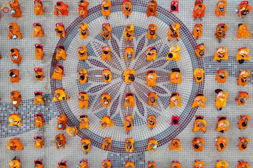 ภาพ No.284158:วันเสาร์ที่ 20 ธันวาคม พ.ศ.2568  พิธีตักบาตรพระ 10,000 รูป เนื่องในโอกาส 194 ปี จังหวัดกาญจนบุรี และอุทิศส่วนกุศลให้แด่บรรพชนทั้งหลาย บริเวณถนนสองแคว (Skywalk) เมืองกาญจนบุรี