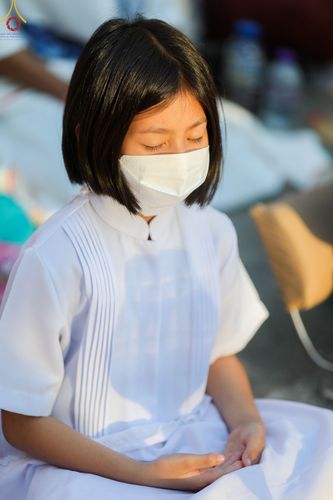 ภาพ No.73250:พิธีจุดประทีปถวายเป็นพุทธบูชา และบูชาธรรมมหาปูชนียาจารย์ ในโครงการธรรมยาตรากตัญญูบูชา มหาปูชนียาจารย์ พระมงคลเทพมุนี(สด จนฺทสโร) พระผู้ปราบมาร ปีที่ 11 ณ อนุสรณ์สถานลำดับที่ 4 สถานที่เกิดด้วยกายธรรม วัดโบสถ์ (บน) บางคูเวียง อ.บางกรวย จ.นนทบุรี วันที่ 21 