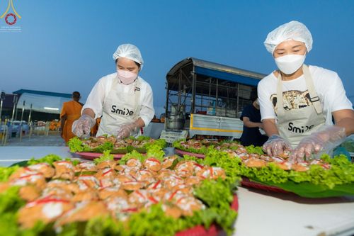 ภาพ No.71000:พิธีถวายภัตตาหารเป็นสังฆทาน แด่คณะพระธรรมยาตราฯ ในโครงการธรรมยาตราฯ ปีที่ 11 ณ อนุสรณ์สถานคลองบางนางแท่น อ.สามพราน จ.นครปฐม วันที่ 13 มกราคม พ.ศ. 2566