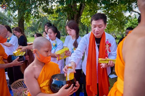 ภาพ No.68379:พิธีตักบาตร ณ พระมหาเจดีย์บรมพุทโธ ประเทศอินโดนีเซีย วันที่ 18 ธันวาคม พ.ศ. 2565