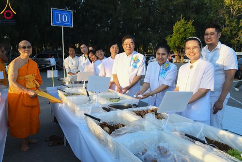ภาพ No.106035:พิธีถวายภัตตาหารเป็นสังฆทาน แด่คณะพระธรรมยาตราฯ ในโครงการธรรมยาตรากตัญญูบูชา มหาปูชนียาจารย์ พระมงคลเทพมุนี(สด จนฺทสโร) พระผู้ปราบมาร อนุสรณ์สถาน 7 แห่ง ปีที่ 12 วันที่ 3 มกราคม พ.ศ. 2567 ณ อนุสรณ์สถานโลตัสแลนด์ จ.สุพรรณบุรี