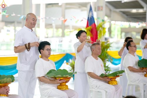 ภาพ No.338280:วันอาทิตย์ที่ 5 กรกฎาคม พศ.2569 พิธีตัดปอยผมธรรมทายาทนานาชาติ IDOP รุ่นที่ 21 จากประเทศจีน มาเลเซีย สิงคโปร์ และไต้หวัน ณ โถงช้าง วัดพระธรรมกาย