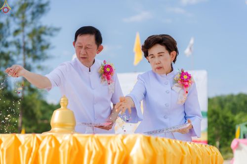 ภาพ No.331681:วันพุธที่ ๓ มิถุนายน พ.ศ.๒๕๖๙ พิธีทอดผ้าป่า ปฏิบัติธรรมกลั่นแผ่นดิน พิธีโปรยรัตนชาติ  และ พิธีตอกเสาเข็ม มงคลต้นแรก สถาปนา "องค์พระเจดีย์เพื่อสร้างสันติภาพโลก"  องค์แรก ครั้งแรกของลำปาง ประตูสู่ภาคเหนือ  ณ ศูนย์ปฏิบัติธรรมเถินเทิดธรรม อ.เถิน จ.ลำปาง