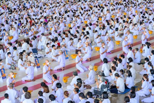 ภาพ No.63905:พิธีขอขมาและมอบผ้าไตรแด่นาคธรรมทายาท โครงการอุปสมบทบูชาธรรมมหาปูชนียาจารย์ วันอาทิตย์ที่ 20 พฤศจิกายน พ.ศ. 2565