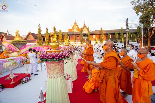 ภาพ No.73394:พิธีจุดประทีปถวายเป็นพุทธบูชา และบูชาธรรมมหาปูชนียาจารย์ ในโครงการธรรมยาตรากตัญญูบูชา มหาปูชนียาจารย์ พระมงคลเทพมุนี(สด จนฺทสโร) พระผู้ปราบมาร ปีที่ 11 ณ อนุสรณ์สถานลำดับที่ 4 สถานที่เกิดด้วยกายธรรม วัดโบสถ์ (บน) บางคูเวียง อ.บางกรวย จ.นนทบุรี วันที่ 21 