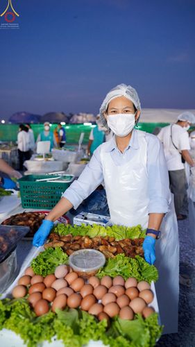 ภาพ No.74390:พิธีถวายภัตตาหารเป็นสังฆทาน แด่คณะพระธรรมยาตราฯ ในโครงการธรรมยาตรากตัญญูบูชา มหาปูชนียาจารย์ พระมงคลเทพมุนี(สด จนฺทสโร) พระผู้ปราบมาร อนุสรณ์สถาน 7 แห่ง ปีที่ 11 วันที่ 26 มกราคม พ.ศ. 2566