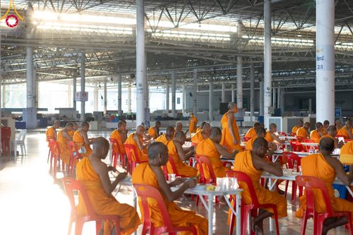 ภาพ No.105421:พิธีถวายภัตตาหารเป็นสังฆทาน แด่คณะพระธรรมยาตราฯ ในโครงการธรรมยาตรากตัญญูบูชา มหาปูชนียาจารย์ พระมงคลเทพมุนี(สด จนฺทสโร) พระผู้ปราบมาร อนุสรณ์สถาน 7 แห่ง ปีที่ 12 วันที่ 2 มกราคม พ.ศ. 2567 ณ สภาธรรมกายสากล วัดพระธรรมกาย