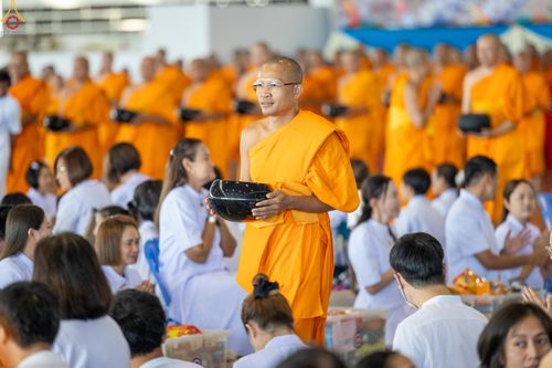 ภาพ No.327920:วันที่ 3 พฤษภาคม พ.ศ.2569 พิธีตักบาตร ข้าวสารอาหารแห้ง ณ บ้านแก้วเรือนทองคุณยายอาจารย์ฯ วัดพระธรรมกาย