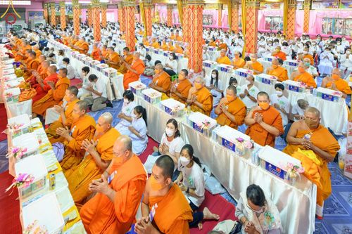 ภาพ No.73722:พิธีเจริญพระพุทธมนต์ ปฏิบัติธรรม มอบทุนการศึกษา ถวายสังฆทาน 106 วัด เพื่อถวายเป็นพุทธบูชา และขับเคลื่อนโครงการหมู่บ้านรักษาศีล 5  โดยคณะสงฆ์จังหวัดนนทบุรี คณะศิษยานุศิษย์วัดพระธรรมกาย โครงการธรรมยาตราฯ ปีที่ 11 ณ วัดตะเคียน อ.บางกรวย จ.นนทบุรี วันที่ 21 