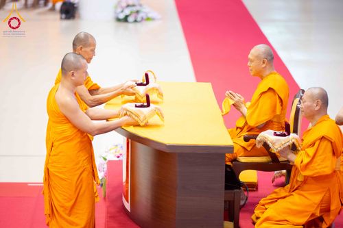 ภาพ No.337991:วันอาทิตย์ต้นเดือน 5 กรกฎาคม พ.ศ.2569 สัมมนาพิเศษ พิธีมอบพระของขวัญ ณ ห้องแก้วสารพัด1 วัดพระธรรมกาย
