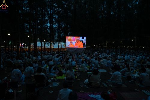 ภาพ No.69453:พิธีจุดประทีปถวายเป็นพุทธบูชา และบูชาธรรมมหาปูชนียาจารย์ ในโครงการธรรมยาตรากตัญญูบูชา มหาปูชนียาจารย์ พระมงคลเทพมุนี(สด จนฺทสโร) พระผู้ปราบมาร ปีที่ 11 ณ อนุสรณ์สถานมหาวิหารพระมงคลเทพมุนี อ.สองพี่น้อง จ.สุพรรณบุรี