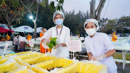 ภาพ No.71782:พิธีถวายภัตตาหารเป็นสังฆทาน แด่คณะพระธรรมยาตราฯ ในโครงการธรรมยาตรากตัญญูบูชา มหาปูชนียาจารย์ พระมงคลเทพมุนี(สด จนฺทสโร) พระผู้ปราบมาร อนุสรณ์สถาน 7 แห่ง ปีที่ 11 วันที่ 17 มกราคม พ.ศ. 2566