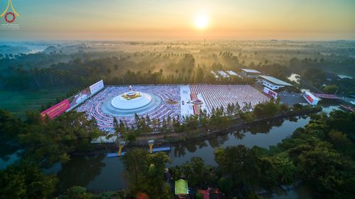 ภาพ No.70532:พิธีตักบาตรพระธรรมยาตราฯ ในโครงการธรรมยาตรากตัญญูบูชา มหาปูชนียาจารย์ พระมงคลเทพมุนี(สด จนฺทสโร) พระผู้ปราบมาร ปีที่ 11 ณ อนุสรณ์สถานลำดับที่ 2 สถานที่ตั้งมโนปณิธานบวชตลอดชีวิต อนุสรณ์สถานคลองบางนางแท่น อ.สามพราน จ.นครปฐม วันที่ 14 มกราคม พ.ศ. 2566