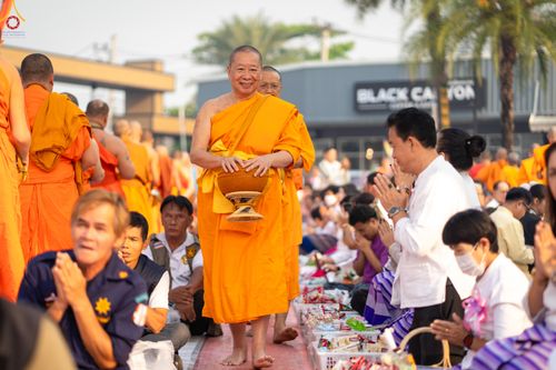 ภาพ No.321049:วันอาทิตย์ที่ ๑๒ เมษายน พ.ศ ๒๕๖๙ พิธีตักบาตรปี๋ใหม่เมืองพระภิกษุสงฆ์ ๓๓๙ รูป  อุทิศถวายพระราชกุศลสมเด็จพระนางสิริกิติ์  พระบรมราชินีนาถ พระบรมราชชนนีพันปีหลวง และฉลองเมืองแม่แตงครบรอบ ๑๑๙ ปี ณ ลานโรงแรมแอร์ไดมอนด์ อำเภอแม่แตง จังหวัดเชียงใหม่