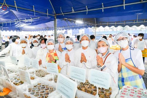 ภาพ No.74517:พิธีถวายภัตตาหารเป็นสังฆทาน แด่คณะพระธรรมยาตราฯ ในโครงการธรรมยาตรากตัญญูบูชา มหาปูชนียาจารย์ พระมงคลเทพมุนี(สด จนฺทสโร) พระผู้ปราบมาร อนุสรณ์สถาน 7 แห่ง ปีที่ 11 วันที่ 27 มกราคม พ.ศ. 2566