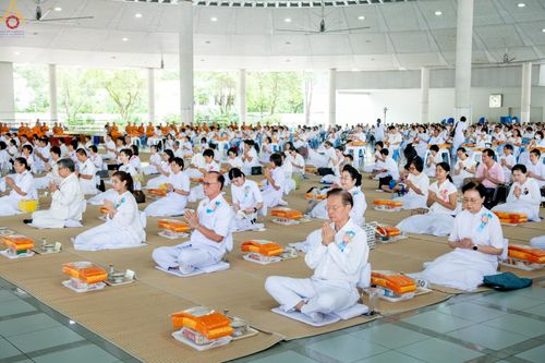 ภาพ No.328809:วันเสาร์ที่ 16 พฤษภาคม พ.ศ.2569 พิธีบุพเปตพลี ครั้งที่ 183 ร่วมอุทิศบุญแด่หมู่ญาติที่ล่วงลับไปแล้ว และสืบทอดอายุพระพุทธศาสนา ณ หอฉันคุณยายอาจารย์ฯ  วัดพระธรรมกาย
