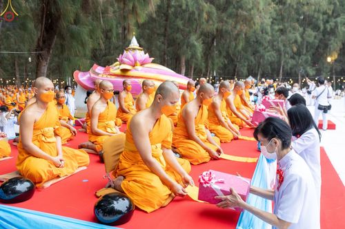 ภาพ No.69685:พิธีตักบาตรพระธรรมยาตราฯ ในโครงการธรรมยาตรากตัญญูบูชา มหาปูชนียาจารย์ พระมงคลเทพมุนี(สด จนฺทสโร) พระผู้ปราบมาร ปีที่ 11 ณ อนุสรณ์สถานลำดับที่ 1 สถานที่เกิดด้วยรูปกายเนื้อ อนุสรณ์สถานมหาวิหารพระมงคลเทพมุนี อ.สองพี่น้อง จ.สุพรรณบุรี
