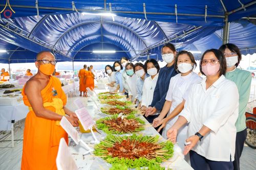 ภาพ No.74004:พิธีถวายภัตตาหารเป็นสังฆทาน แด่คณะพระธรรมยาตราฯ ในโครงการธรรมยาตรากตัญญูบูชา มหาปูชนียาจารย์ พระมงคลเทพมุนี(สด จนฺทสโร) พระผู้ปราบมาร อนุสรณ์สถาน 7 แห่ง ปีที่ 11 วันที่ 24 มกราคม พ.ศ. 2566