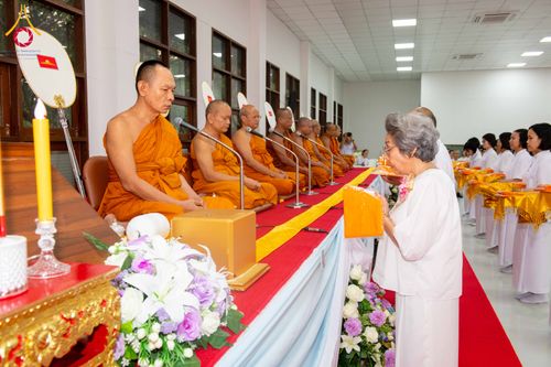 ภาพ No.315851:วันพฤหัสบดีที่ 26 มีนาคม พ.ศ. 2569 พิธีบำเพ็ญกุศล คุณพ่อณรงค์ จินตมากุล  สิริอายุ 99 ปี 11 เดือน โยมบิดา พระครูปลัดรัตนวีรวัฒน์ (รังสฤษดิ์ อิทฺธิจินตโก) ที่ปรึกษาเจ้าคณะจังหวัดปทุมธานี เจ้าอาวาสวัดพระธรรมกาย  ณ ห้องปลูกศรัทธา 2 วัดพระธรรมกาย ปทุมธานี