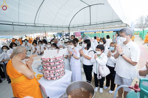 ภาพ No.69998:พิธีถวายภัตตาหารเป็นสังฆทาน แด่คณะพระธรรมยาตราฯ ในโครงการธรรมยาตราฯ ปีที่ 11 ณ อนุสรณ์สถานมหาวิหารพระมงคลเทพมุนี อ.สองพี่น้อง จ.สุพรรณบุรี วันที่ 10 มกราคม พ.ศ. 2566