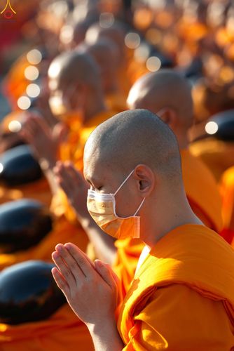 ภาพ No.282653:วันเสาร์ที่ 20 ธันวาคม พ.ศ.2568 พิธีตักบาตรพระ 10,000 รูป (ชุด 2) เนื่องในโอกาส 194 ปี จังหวัดกาญจนบุรี และอุทิศส่วนกุศลให้แด่บรรพชนทั้งหลาย บริเวณถนนสองแคว (Skywalk) เมืองกาญจนบุรี