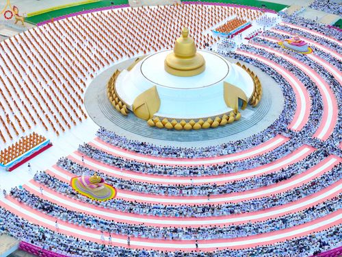 ภาพ No.302477:วันที่ 24 มกราคม พ.ศ. 2569 พิธีตักบาตรพระธรรมยาตรา ณ อนุสรณ์สถานลำดับที่ 5 สถานที่เผยแผ่วิชชาธรรมกายครั้งแรก อนุสรณ์สถานบางปลา วัดบางปลา อำเภอบางเลน จังหวัดนครปฐม ในโครงการธรรมยาตรา กตัญญูบูชา มหาปูชนียาจารย์ พระมงคลเทพมุนี(สด จนฺทสโร) พระผู้ปราบมาร อนุส