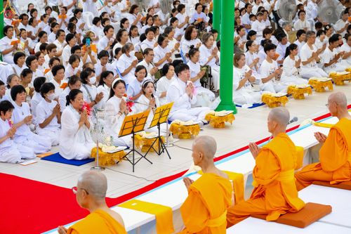 ภาพ No.330898:วันวิสาขบูชา อาทิตย์ที่ 31 พฤษภาคม พ.ศ.2569 พิธีบรรพชาสามเณรอุบาสก 11 ท่าน , พิธีถวายบาตรผ้าไตร และจตุปัจจัยไทยธรรม แด่สามเณร , พิธีอุปสมบทอุทิศชีวิต , พิธีกล่าวคำกัปปิยภัณฑ์  ณ อุโบสถพระไตรปิฎก วัดพระธรรมกาย จังหวัดปทุมธานี