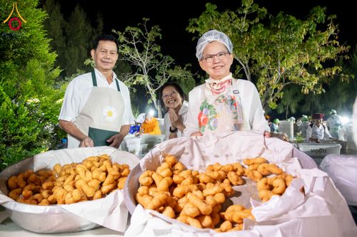 ภาพ No.287948:วันที่ 4 มกราคม พ.ศ. 2569 พิธีถวายภัตตาหารเป็นสังฆทาน แด่พระธรรมยาตรา ในโครงการธรรมยาตรา กตัญญูบูชา มหาปูชนียาจารย์ พระมงคลเทพมุนี(สด จนฺทสโร) พระผู้ปราบมาร อนุสรณ์สถาน 7 แห่ง ปีที่ 14 ณ อนุสรณ์สถานมหาวิหารพระมงคลเทพมุนี (โลตัสแลนด์) อ.สองพี่น้อง จ.สุพรร