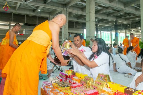 ภาพ No.342923:วันอาทิตย์ที่ 9 สิงหาคม พ.ศ.2569 พิธีตักบาตรฉลองพระใหม่ โครงการบรรพชาและอุปสมบทหมู่ รุ่นเข้าพรรษา ณ มหารัตนวิหาคด คอร์ 26 วัดพระธรรมกาย